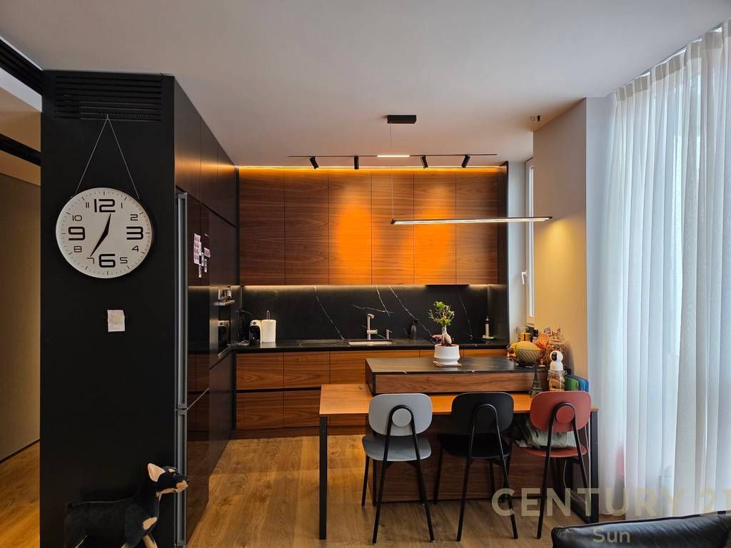 SHITET APARTAMENT 2+1 + POST PARKIMI NE BULEVARDIN E RI 250,000 €