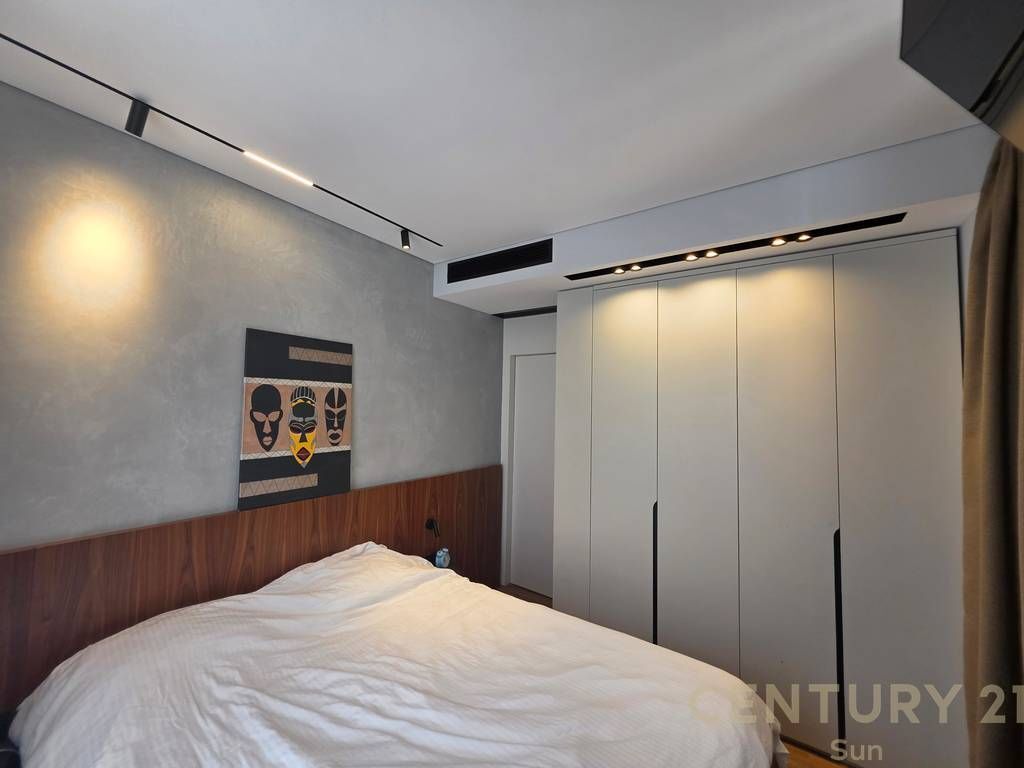 SHITET APARTAMENT 2+1 + POST PARKIMI NE BULEVARDIN E RI