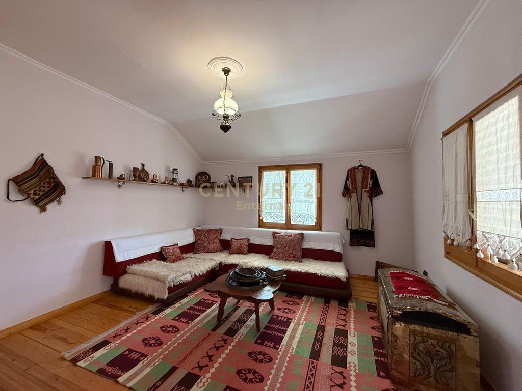 Villa su 3 piani in affitto a Selite