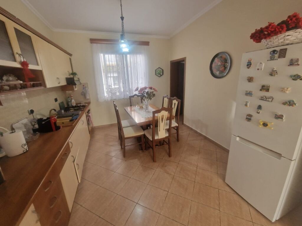 Shitet apartament 3+1 ne zonen e ish-bllokut prane librit universitar