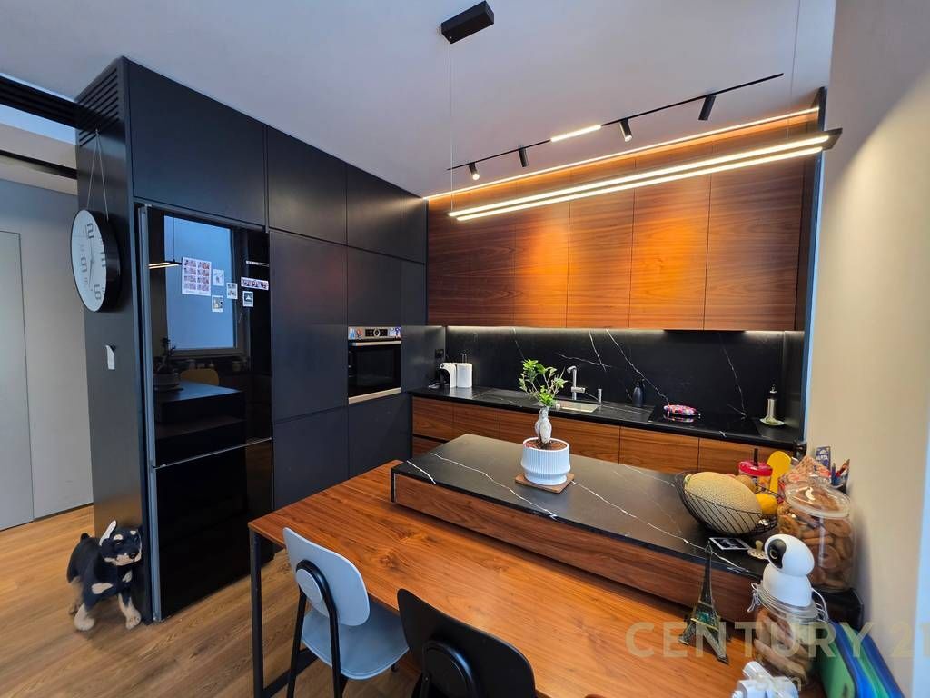 SHITET APARTAMENT 2+1 + POST PARKIMI NE BULEVARDIN E RI 250,000 €
