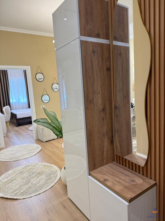 JEPET APARTAMENT ME QERA 1+1+BALLKON "NDODHET PRANE XHAMIS, KOPSHTI BOTANIK" 800 EURO