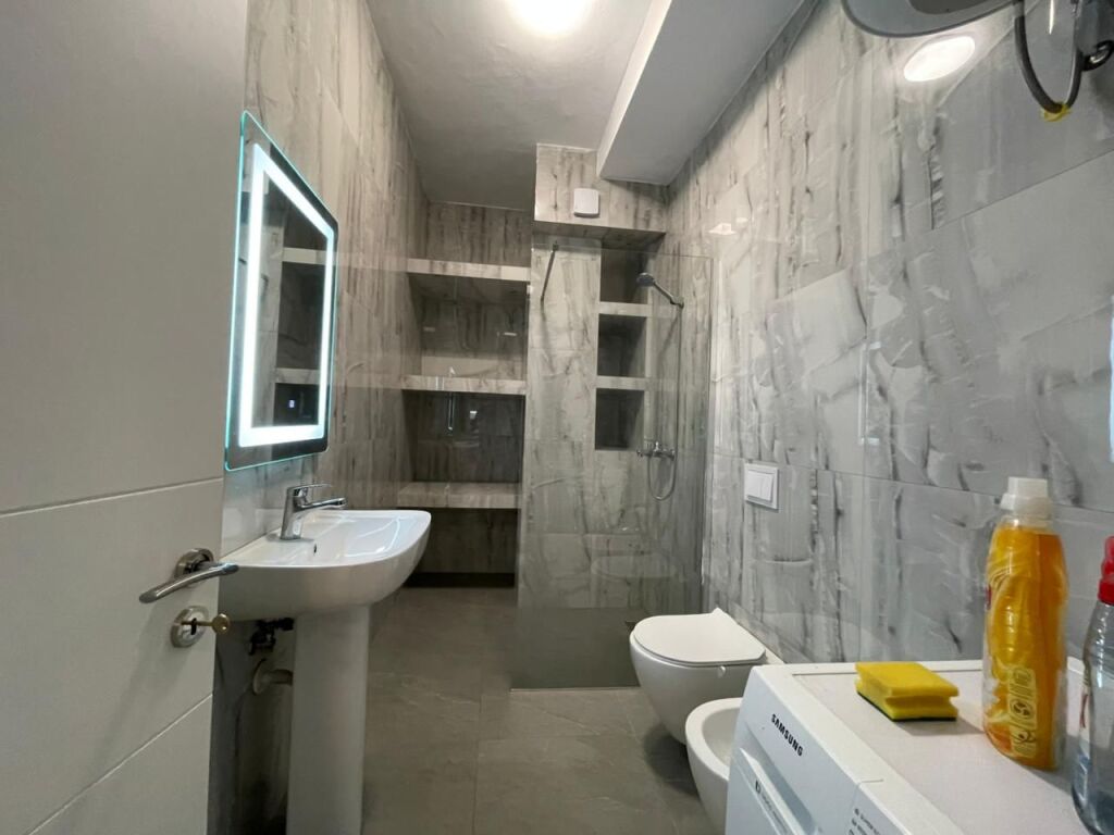 Apartment 1+1 for rent at Komun e Parisit.