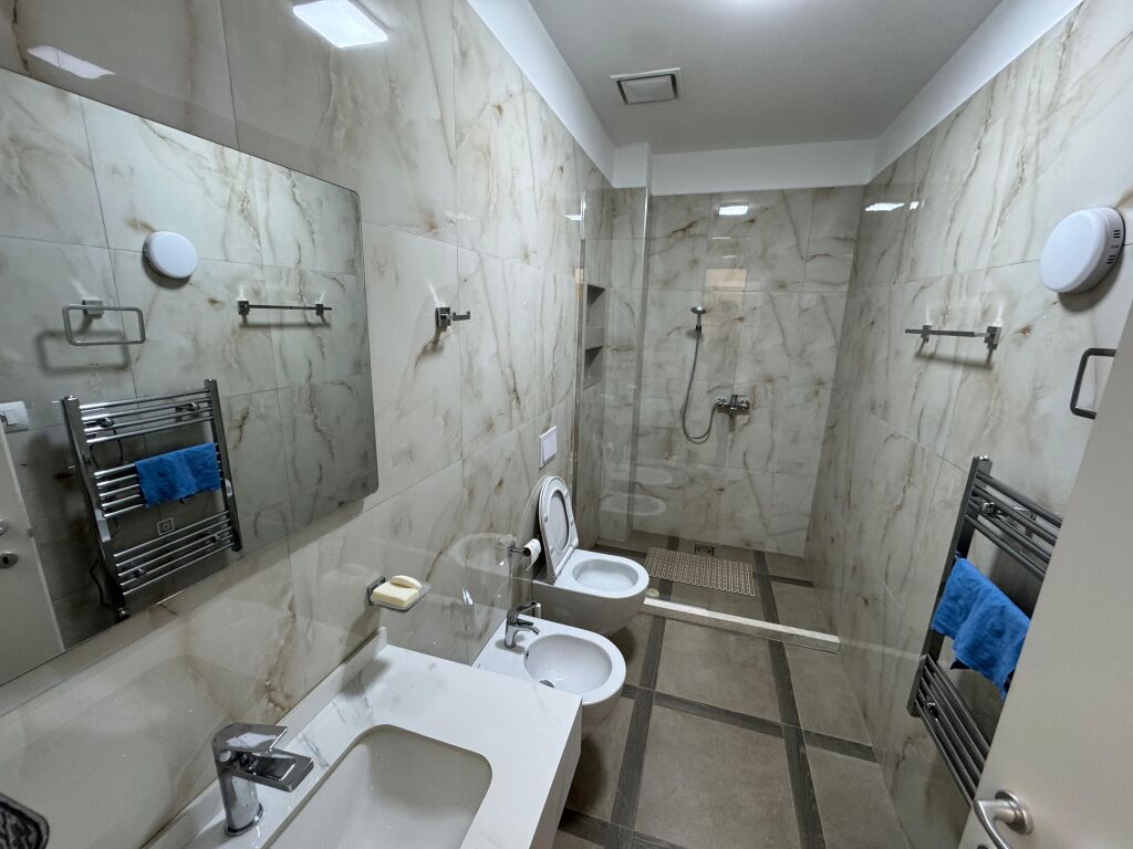 Apartment me qera 3+1+2+parkim Garden Building