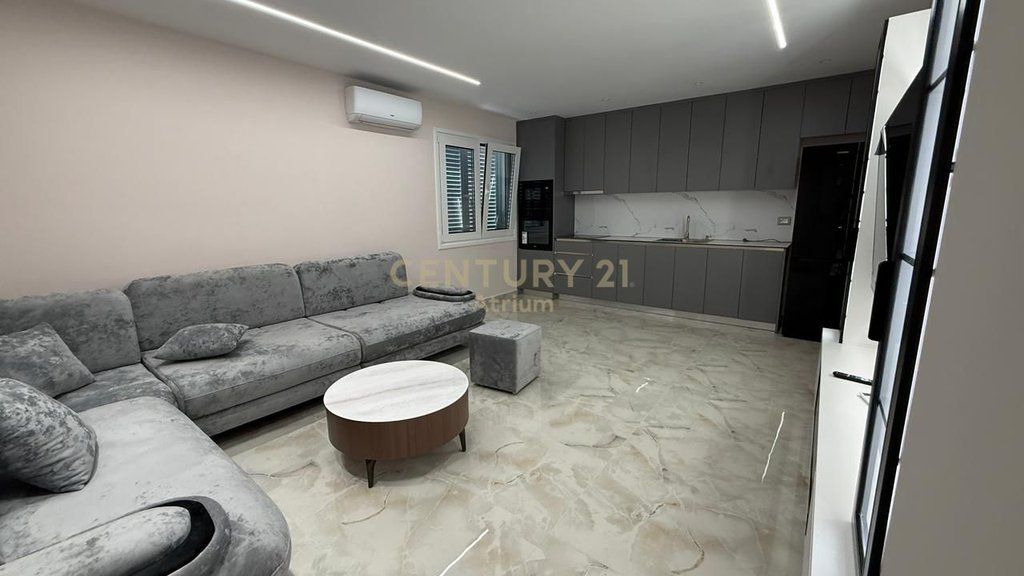 AFFITTASI VILLA SU 3 PIANI ALLE VILLE AMERICANE! 5.000 € /Mese