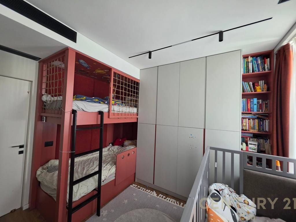 SHITET APARTAMENT 2+1 + POST PARKIMI NE BULEVARDIN E RI