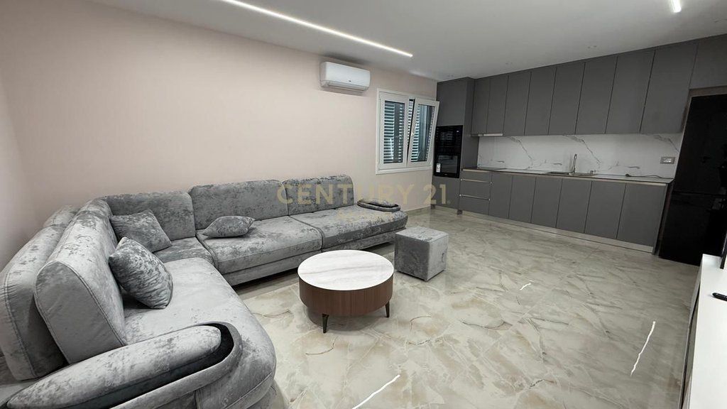 AFFITTASI VILLA SU 3 PIANI ALLE VILLE AMERICANE! 5.000 € /Mese