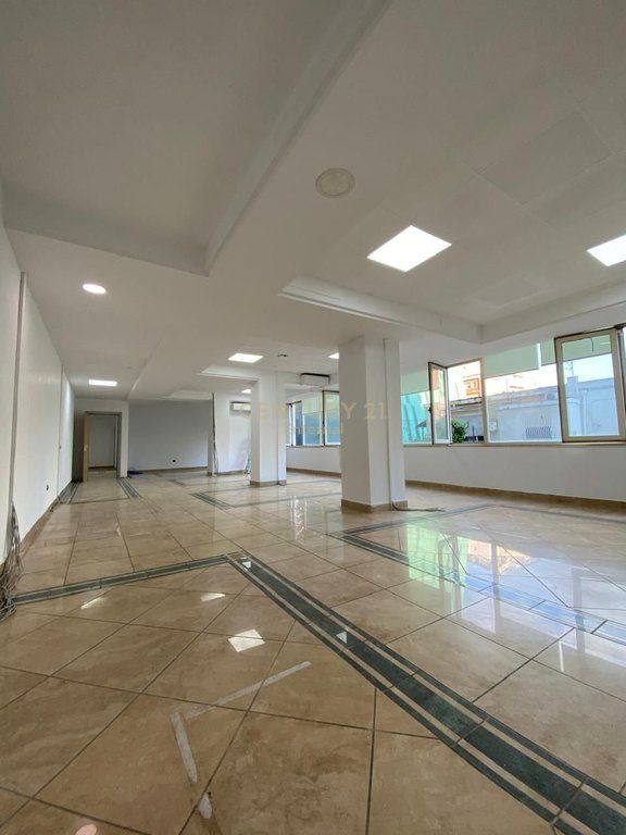 Locale Commerciale in Affitto a Ish-Bllok 4.000 € /Mese