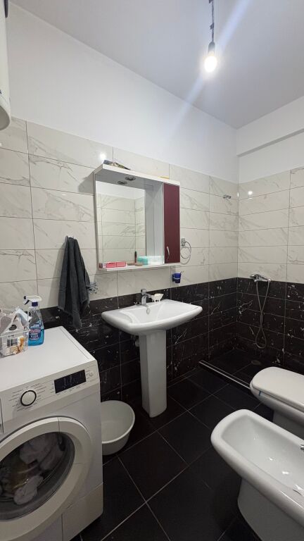 Jepet me qera apartament 1+1 i mobiluar tek Kompleksi Golden Park