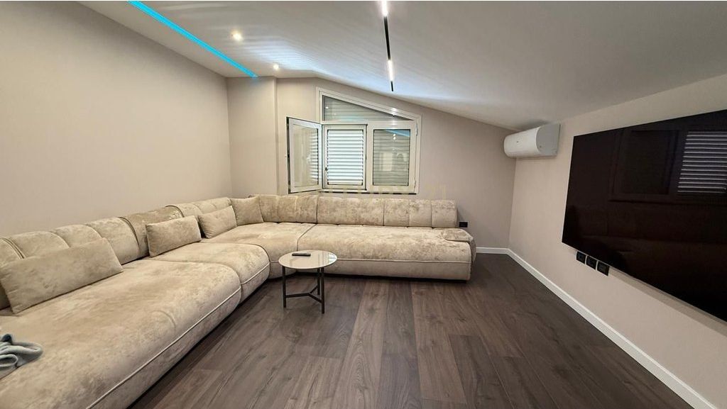 AFFITTASI VILLA SU 3 PIANI ALLE VILLE AMERICANE! 5.000 € /Mese