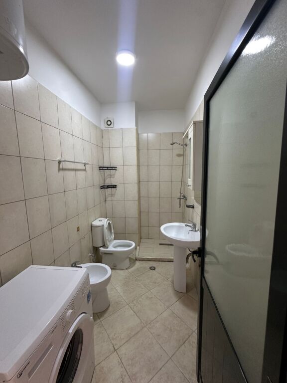 OKAZION. Shitet Apartament 2+1 prane Vila L.