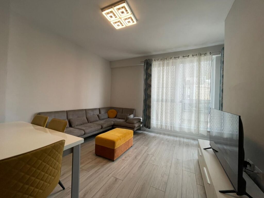 Apartment 1+1 for rent at Komun e Parisit.