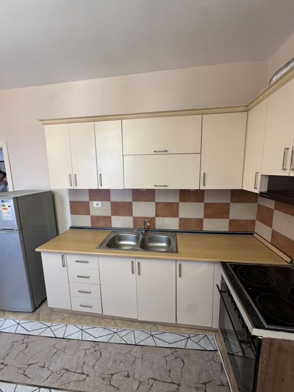 OKAZION. Shitet Apartament 2+1 prane Vila L.