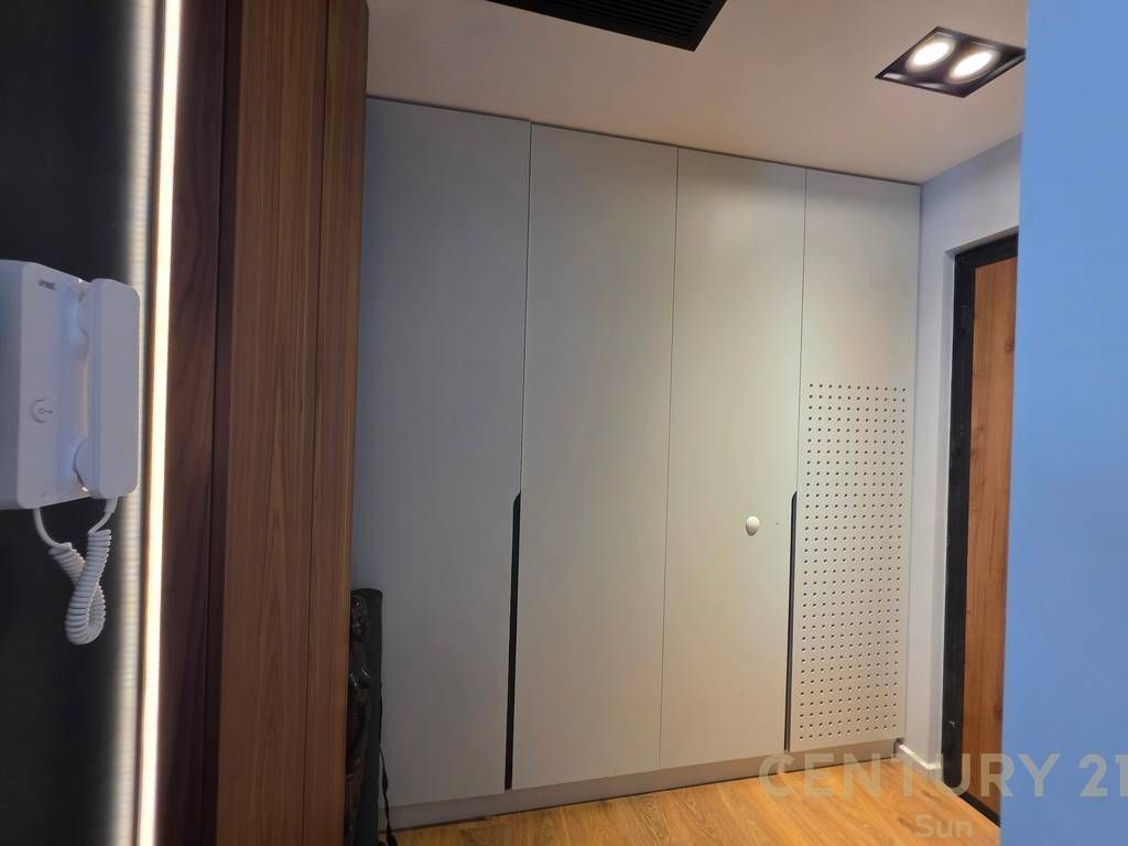 SHITET APARTAMENT 2+1 + POST PARKIMI NE BULEVARDIN E RI