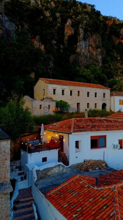 Casa caratteristica su 2 piani in vendita, all'interno del Complesso Zoe Hora
