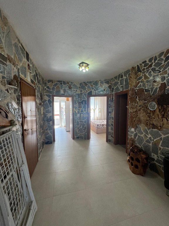 Jepet me Qira Apartament 2+1 me Pamje Deti në Plazh, Durrës !