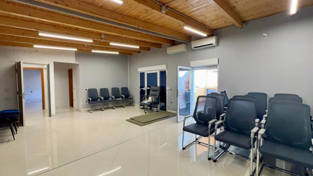 Ufficio Premium in Affitto⚜️: 3 Ambienti di Lavoro + 1 Veranda📍Rruga e Kavajës (Vicino a Esp Oil, Fronte Strada) - Sup. 200m² - 3000€/Mese || Super Privacy Totale