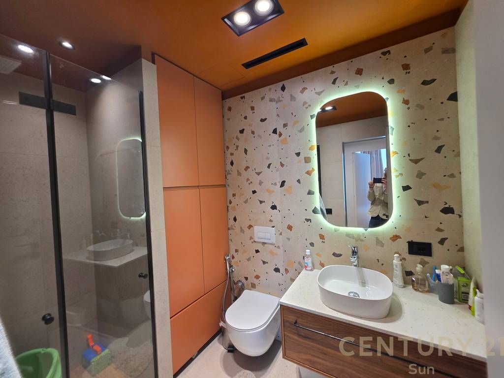 SHITET APARTAMENT 2+1 + POST PARKIMI NE BULEVARDIN E RI