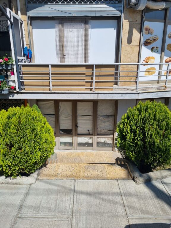 Korce, Shitet Dyqan 45 m² te Francezet
