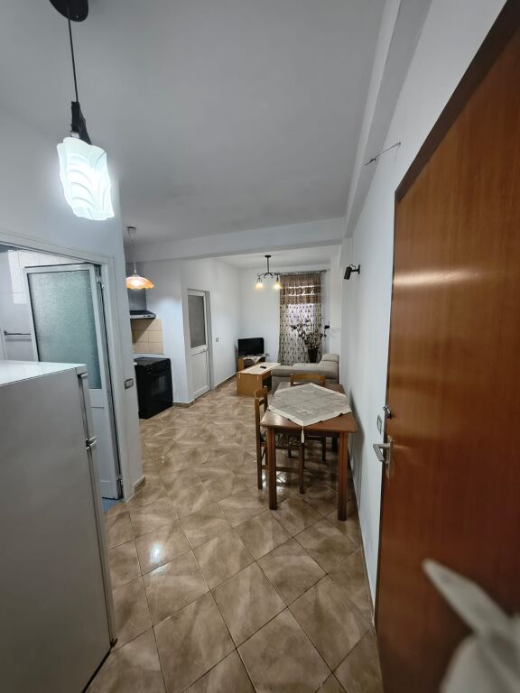 Jepet Apartament me Qera tek Brryli afer Votres  me Cmimin 450 mije leke