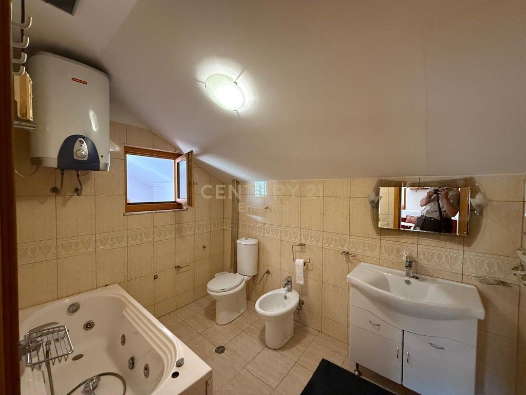 Villa su 3 piani in affitto a Selite