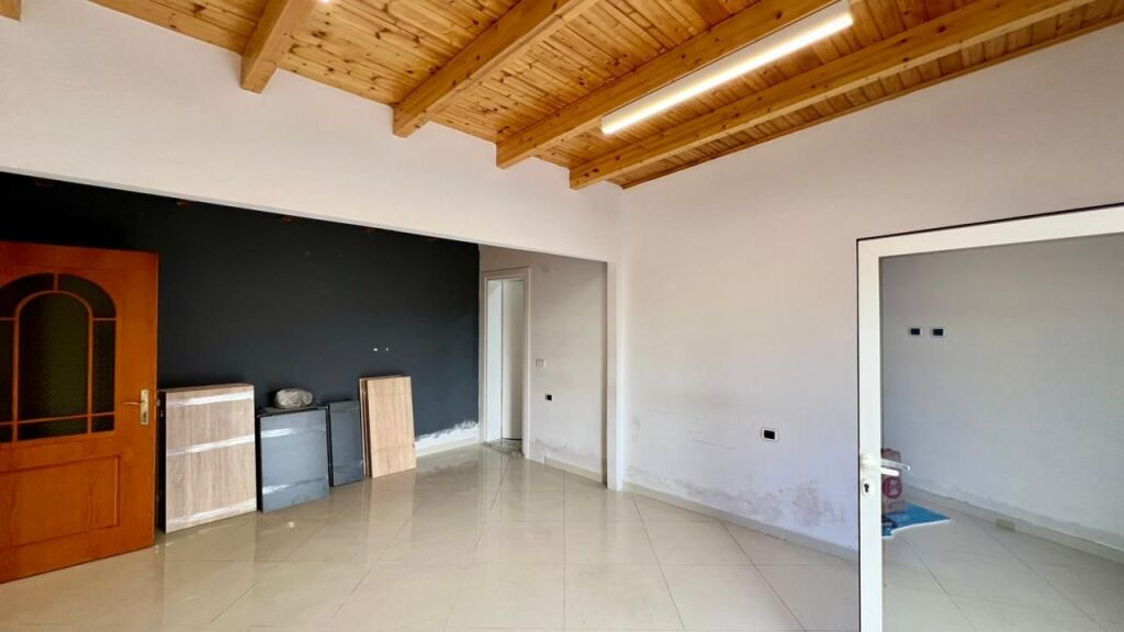 Ufficio Premium in Affitto⚜️: 3 Ambienti di Lavoro + 1 Veranda📍Rruga e Kavajës (Vicino a Esp Oil, Fronte Strada) - Sup. 200m² - 3000€/Mese || Super Privacy Totale