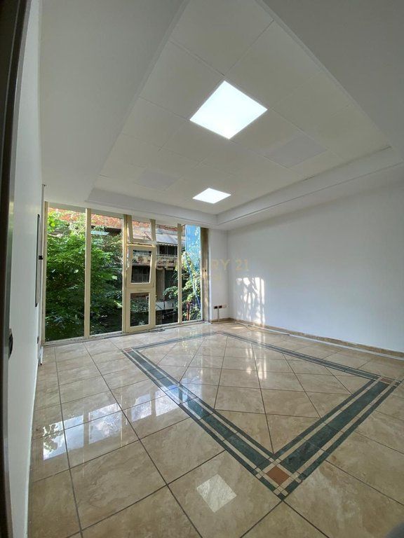 Locale Commerciale in Affitto a Ish-Bllok 4.000 € /Mese