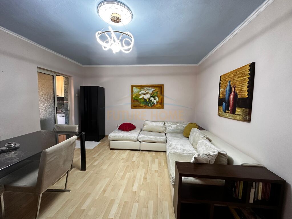 Jap apartament 2+1 për qira  në Rrugën Myslym Shyri