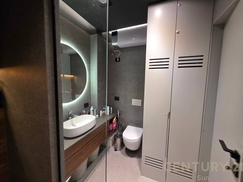 SHITET APARTAMENT 2+1 + POST PARKIMI NE BULEVARDIN E RI