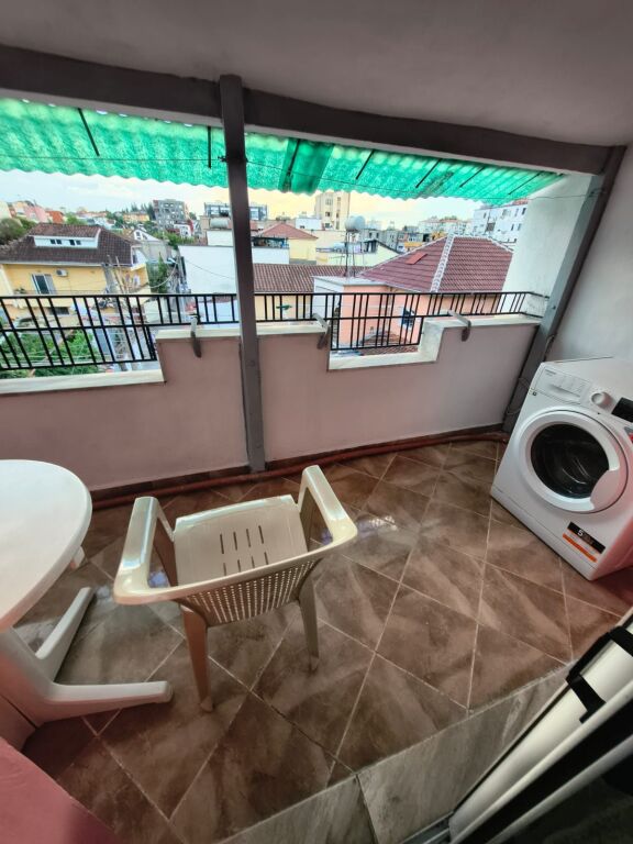 Jepet Apartament me Qera tek Brryli afer Votres  me Cmimin 450 mije leke