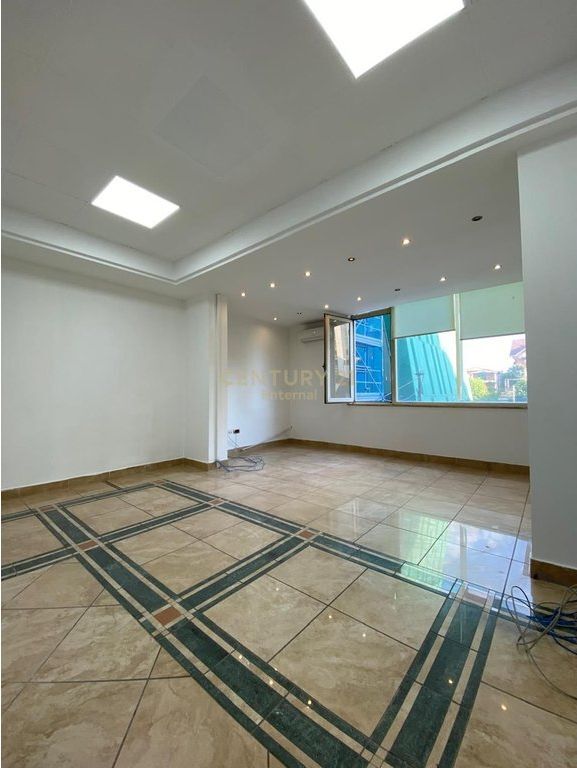 Locale Commerciale in Affitto a Ish-Bllok 4.000 € /Mese