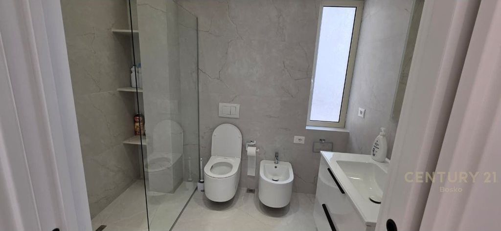 Apartament 2+1 per qira tek Liqeni i Thate