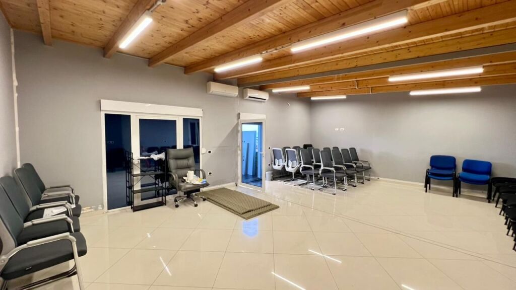 Ufficio Premium in Affitto⚜️: 3 Ambienti di Lavoro + 1 Veranda📍Rruga e Kavajës (Vicino a Esp Oil, Fronte Strada) - Sup. 200m² - 3000€/Mese || Super Privacy Totale