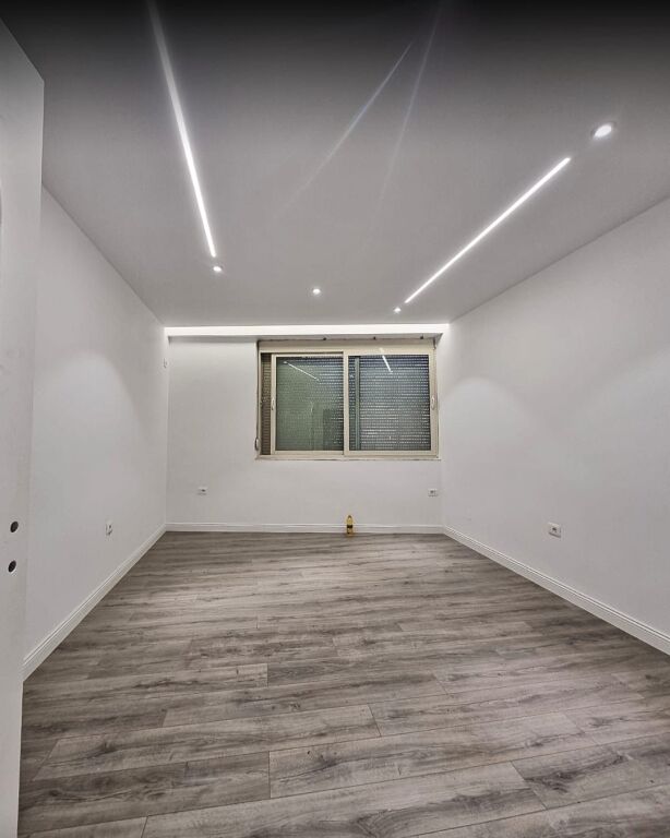 🌟🔑 ESCLUSIVO – AFFITTASI! 🔑🌟  📍 Super posizione – Pazari i Ri 🚶‍♂️ Sul marciapiede, con alta visibilità e fantastiche opportunità pubblicitarie!  ✨ Ambiente appena ristrutturato