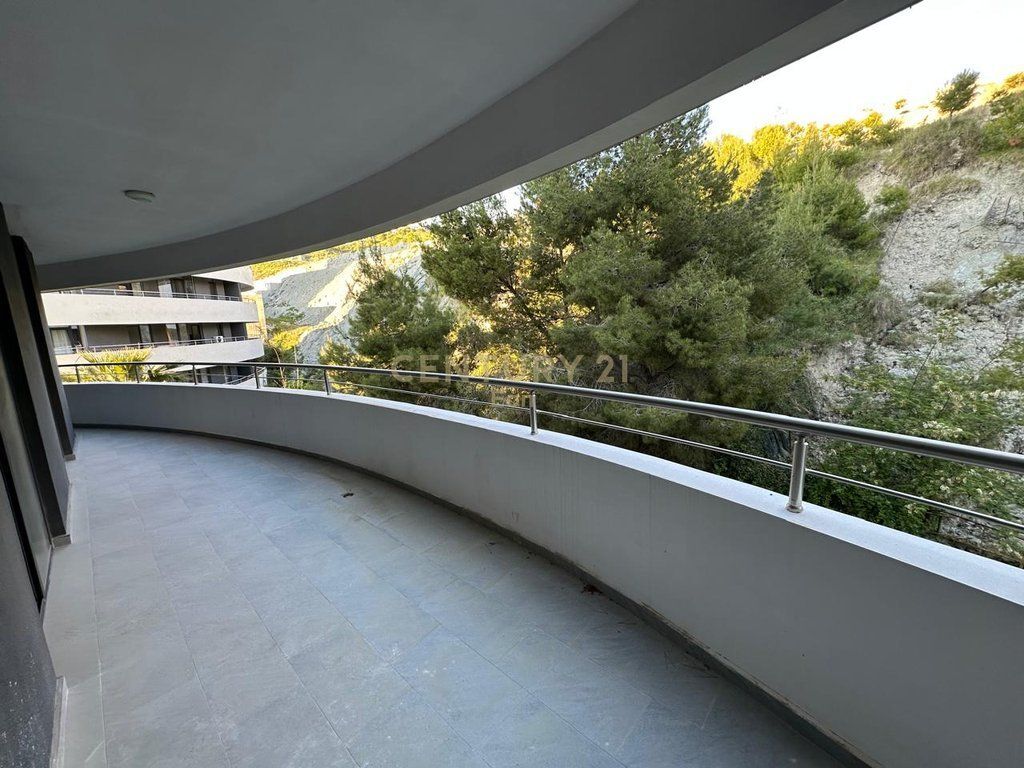 VENDESI APPARTAMENTO 2+1+2 CON VISTA MARE PRESSO "WHITE HILL RESIDENCE" A CURRILA !