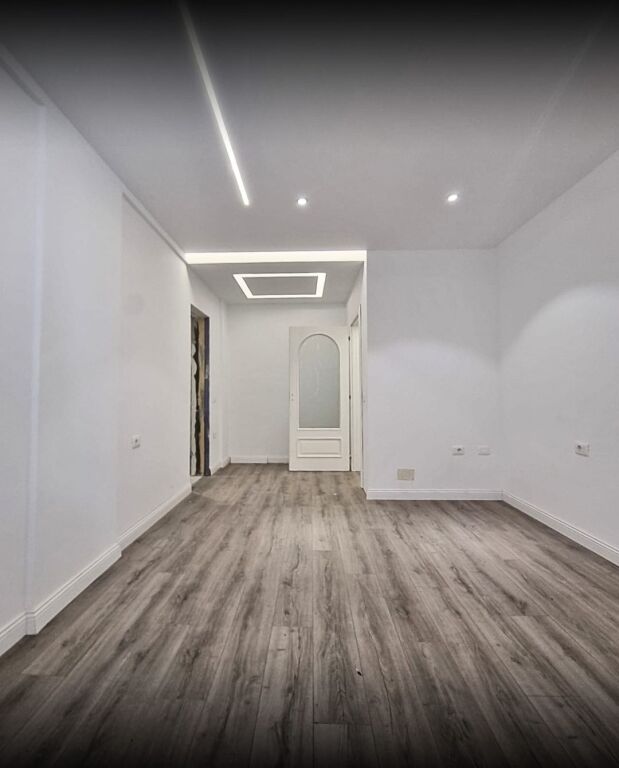 🌟🔑 ESCLUSIVO – AFFITTASI! 🔑🌟  📍 Super posizione – Pazari i Ri 🚶‍♂️ Sul marciapiede, con alta visibilità e fantastiche opportunità pubblicitarie!  ✨ Ambiente appena ristrutturato