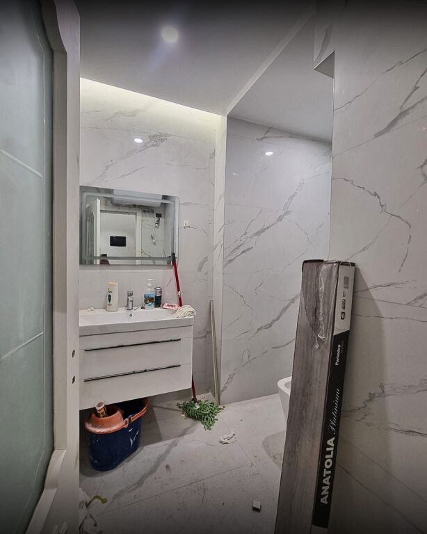 🌟🔑 ESCLUSIVO – AFFITTASI! 🔑🌟  📍 Super posizione – Pazari i Ri 🚶‍♂️ Sul marciapiede, con alta visibilità e fantastiche opportunità pubblicitarie!  ✨ Ambiente appena ristrutturato