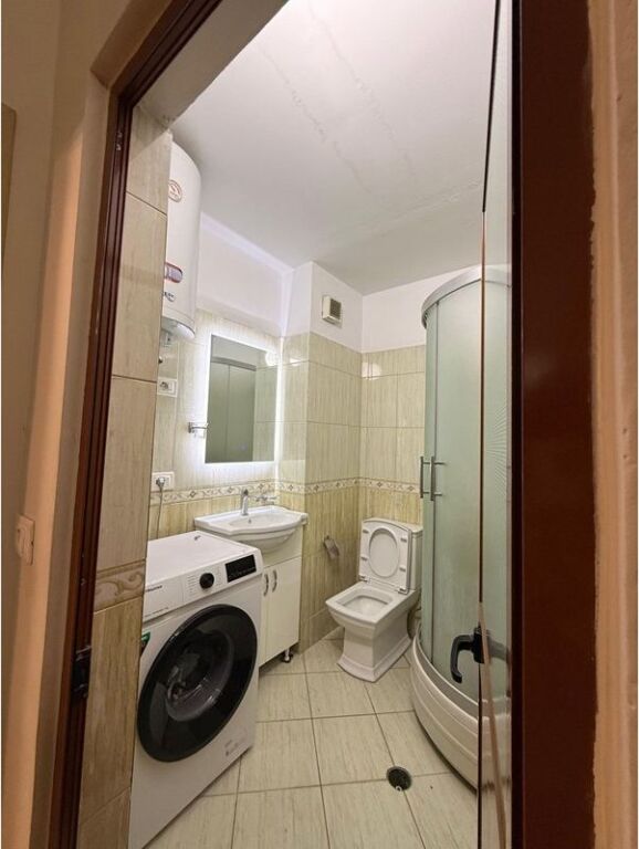 Shitet Apartament 1+1 tek Rr. Ali Demi