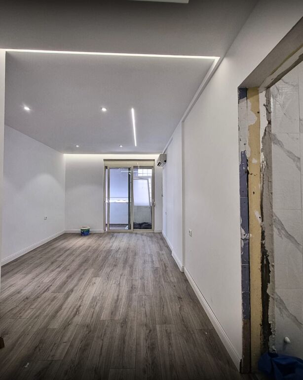🌟🔑 ESCLUSIVO – AFFITTASI! 🔑🌟  📍 Super posizione – Pazari i Ri 🚶‍♂️ Sul marciapiede, con alta visibilità e fantastiche opportunità pubblicitarie!  ✨ Ambiente appena ristrutturato