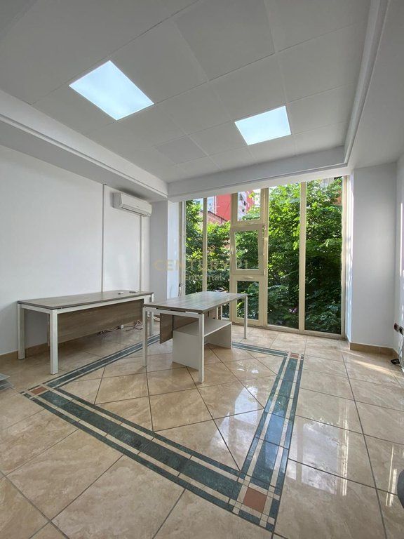 Locale Commerciale in Affitto a Ish-Bllok 4.000 € /Mese
