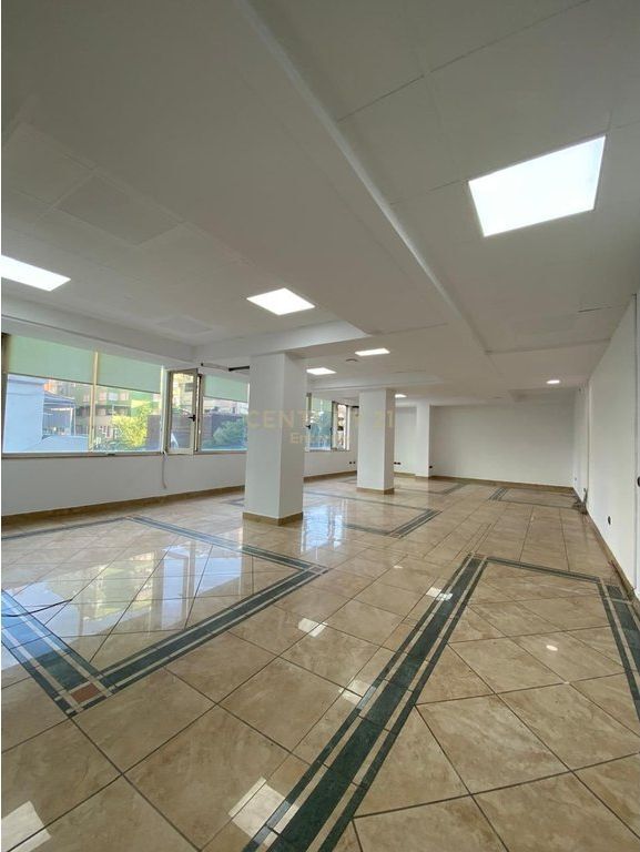 Locale Commerciale in Affitto a Ish-Bllok 4.000 € /Mese