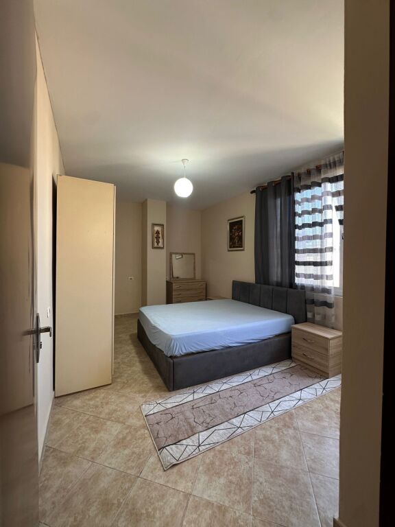 OKAZION. Shitet Apartament 2+1 prane Vila L.