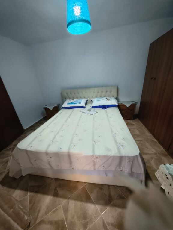 Jepet Apartament me Qera tek Brryli afer Votres  me Cmimin 450 mije leke