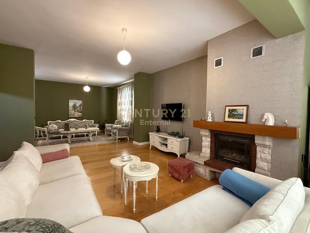 Villa su 3 piani in affitto a Selite