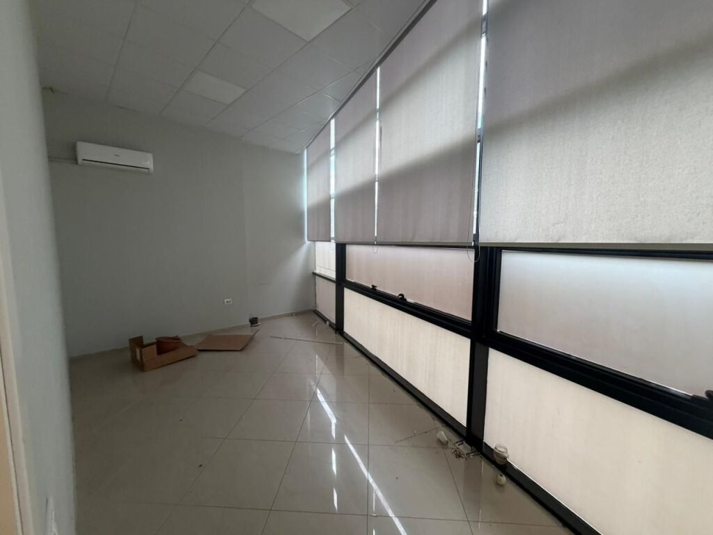 🏢 Office space for rent 👍 📍 Opposite the American Hospital 3, with a view of the main street💰 Price: 155,000 Lek/month (NET)