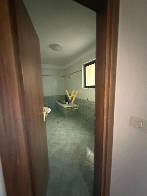 UFFICIO DI 187 M2 IN AFFITTO A BLLOK 3.366 EURO