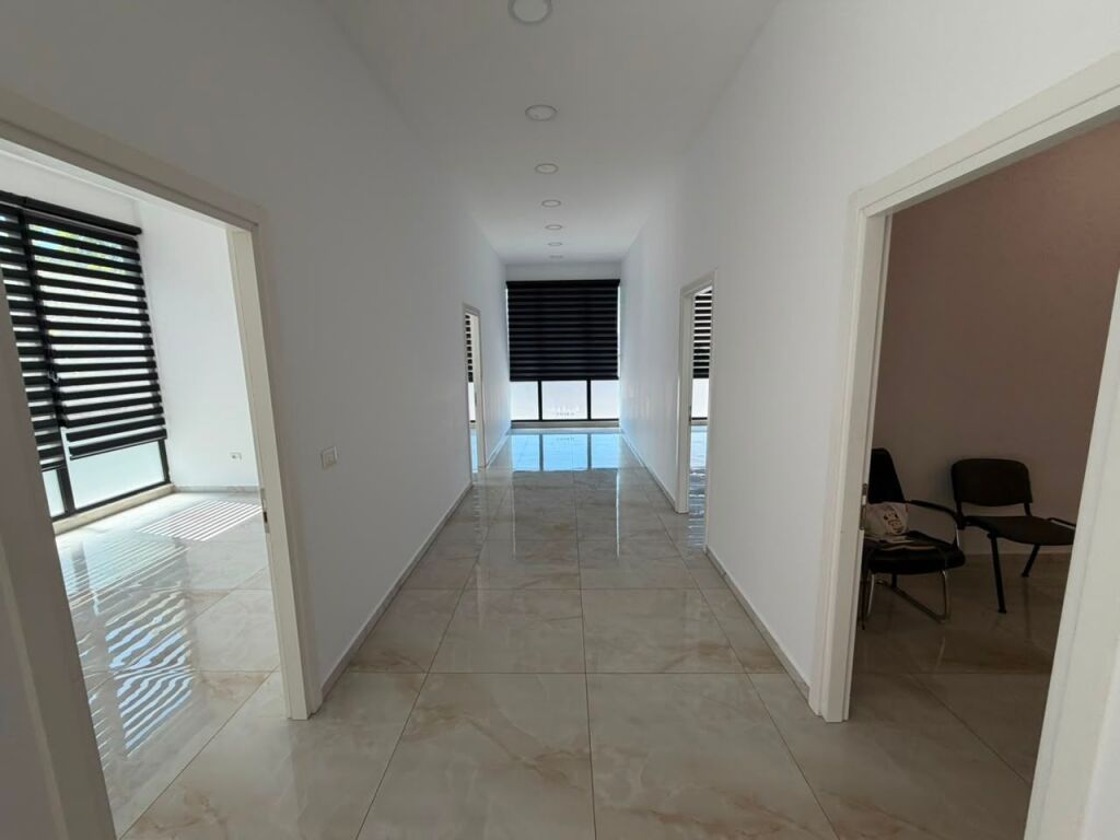 🏢 Locale commerciale in affitto 📍 Posizione: All'incrocio vicino alla Farmacia 10, sopra il locale “Mon Cheri” (2° piano)💶 Affitto mensile: 3000 Euro