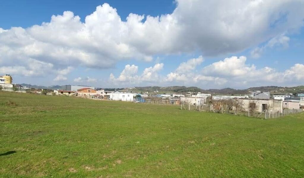 SHITET TRUALL 1760 M2 + SHTEPI E VJETER, VORE