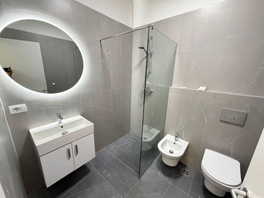 🏡Jepet me qera Apartament 2+1+2  📍Adresa : 5 Maji Perball Konkordit 💸Cmimi 60000 Leke