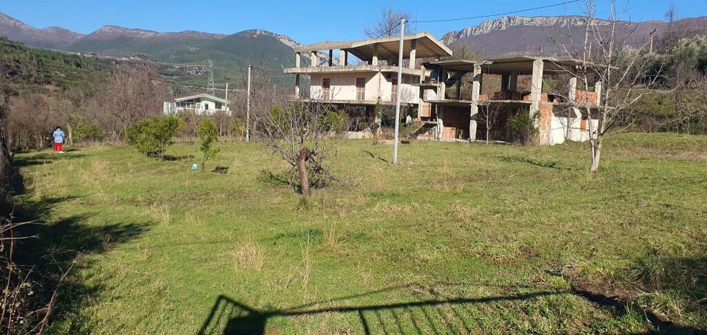 VENDESI CASA SU TRE PIANI + TERRENO, Ibë e Poshtme, Zona rossa